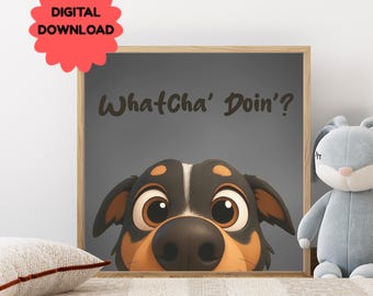 Könnte beinhalten: Gerahmter Druck mit einem Cartoon-Hund mit großen braunen Augen und einer schwarzen Nase. Der Text "WhatCha' Doin'?" steht über dem Hund. Ein roter Digital-Download-Aufkleber befindet sich oben links.