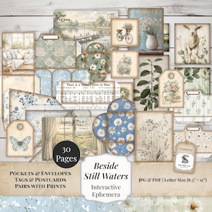 Può includere: Una collezione di 30 pagine di effimeri interattivi intitolata Beside Still Waters, che include tasche, buste, etichette e cartoline con illustrazioni vintage di agnelli, biciclette, fiori e paesaggi in tonalità blu, verde e crema.