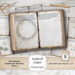 Puede incluir: Un libro abierto con páginas rayadas y texto de escritura, rodeado de tarjetas más pequeñas con texto. El libro tiene una estética vintage y desgastada, con una ilustración de una corona de espinas. El texto dice "Gesso & Grace Writing Pages".