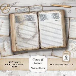 Puede incluir: Un libro abierto con páginas rayadas, con texto bíblico y una corona decorativa. El libro está rodeado de tarjetas más pequeñas, unas tijeras doradas y un bolígrafo dorado. El texto de las páginas es de la Biblia KJV.