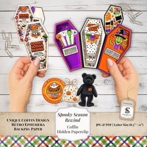 Może przedstawiać: Kolekcja papierowych efemeryd z motywem Halloween, zawierająca karty w kształcie trumien z napisami takimi jak Spooky Season Rewind, Candy Haul i Party Night. Zawiera ilustracje czarnego niedźwiedzia, ducha, słodyczy i czarownicy oraz srebrne spinacze.
