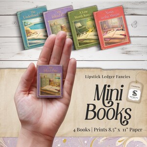 Könnte beinhalten: Eine Hand hält ein Miniaturbuch, mit vier weiteren Miniaturbüchern im Hintergrund. Die Bücher tragen Titel wie "The Inked Page" und "Notes in the Margin". Das Bild enthält auch den Text "Mini Books" und "4 Bücher | Drucke 21,6 cm x 28 cm Papier."
