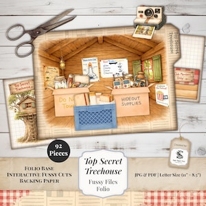 Puede incluir: Un kit de álbum de recortes titulado "Top Secret Treehouse" con 92 piezas, que incluye una base de folio, cortes interactivos y papel de respaldo. La imagen presenta una escena de casa en el árbol con suministros, una cámara y el texto "Hideout Supplies."