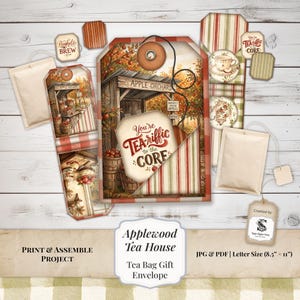 Könnte beinhalten: Ein druckbares Applewood Tea House Geschenkumschlag-Projekt mit einer Apfelplantagen-Illustration, Teebeuteln und Anhängern mit dem Text You're Tea-riffic to the Core, Bushel & Brew und Apple Orchard. Enthält JPG- und PDF-Dateien im Format 21,59 x 27,94 cm.