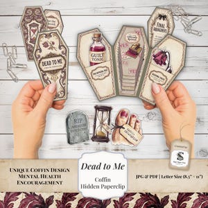 Puede incluir: Una colección de recortes de papel con forma de ataúd con ilustraciones de estilo vintage, que incluyen una botella etiquetada como Guilt Tonic, una lápida con RIP Unrealistic Expectations, un reloj de arena y una etiqueta de dedo del pie.