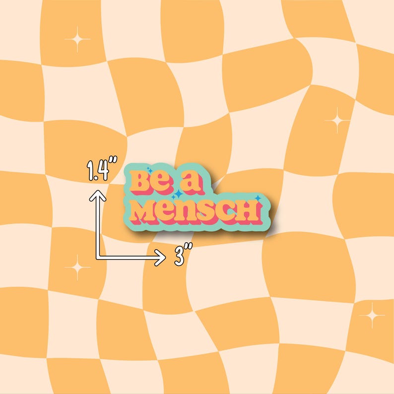 K&ouml;nnte beinhalten: Ein Aufkleber mit dem Text "Be a Mensch" in einer Retro-Schriftart, der 7,6 cm breit und 3,6 cm hoch ist. Der Aufkleber hat einen tealfarbenen Umriss mit einem Pfirsich- und Blauton, vor einem wellenf&ouml;rmigen, karierten orange-cremefarbenen Hintergrund.