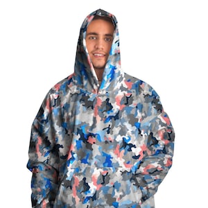 Puede incluir: Una sudadera con capucha de gran tama&ntilde;o con un bolsillo canguro, con estampado de camuflaje azul, rosa y gris.