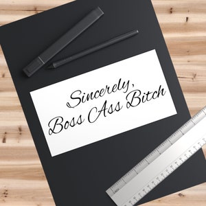 Sincerely Boss Ass Bitch bumperstickers in wit - prachtige stickers zijn geïnspireerd op lassocitaten Tv-showcitaten met Rebecca en Nora