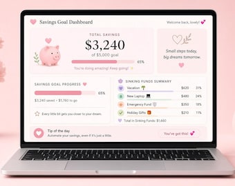 Op de afbeelding: Een laptopscherm met een dashboard voor spaardoelen in een roze kleurenschema. De interface bevat een spaarvarken-icoon, een totaal gespaard bedrag van $3.240 van het doel van $5.000, een voortgangsbalk op 65% en een overzicht van reservefondsen.
