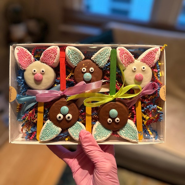 Easter oreo cookie pops! Cute chocolate covered oreo bunnies with marshmallow ears.