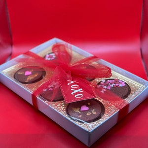 CHOCOLATE COVERED OREOS (with edible gold leaves)! Valentine&#39;s day gift idea, Birthday gift, Anniversary gift;