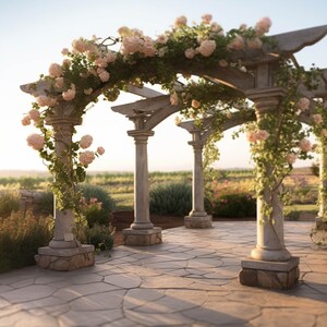 Könnte beinhalten: Eine Steinpergola mit Kletterrosen. Die Struktur hat vier Säulen und eine Holzdecke, mit rosa Rosen und grünen Ranken, die über die Oberseite fallen. Die Pergola steht auf einer Steinterrasse, mit einem Feld im Hintergrund.