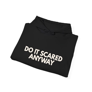Inspirująca bluza z kapturem – Do It Scared Anyway, graficzna bluza z kapturem | Bluza z motywacją do samodoskonalenia