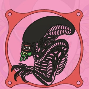 Puede incluir: Una criatura alienígena negra y verde con un diseño esquelético se representa en un marco circular rojo. El alienígena tiene una cabeza grande con una boca abierta y baba verde que gotea. La imagen está sobre un fondo rosa con patrones florales.