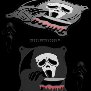 Könnte beinhalten: Zwei schwarze und graue Emaille-Anstecknadeln mit der Ghostface-Maske aus dem Horrorfilm Scream. Die Anstecknadeln zeigen die Maske, die ein Messer mit einem roten Blutspritzermuster hält. Der Text "KITSUNEKINGDOM" ist sichtbar.