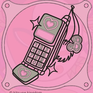 Könnte beinhalten: Eine rosafarbene und graue Cartoon-Illustration eines Klapptelefons mit einem Herz auf der Vorderseite und einem Herz auf der Tastatur. Das Telefon hat eine silberne Antenne und ist von einem rosa und weißen Hintergrund mit dem Text "kitsune kingdom" am unteren Rand umgeben.
