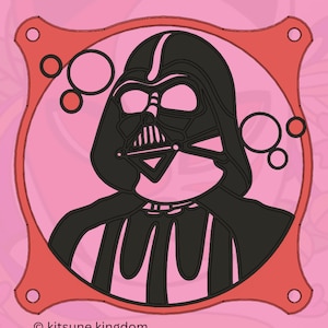 Può includere: Un'illustrazione in bianco e nero della testa di Darth Vader, con un contorno rosso, su uno sfondo rosa. L'immagine è un design di ventola per un case per computer.
