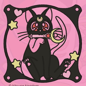 Puede incluir: Gato negro con ojos rojos sosteniendo una varita amarilla en forma de media luna. El gato está rodeado de corazones rosas y estrellas amarillas. La imagen tiene el texto "© kitsune kingdom" en la parte inferior.