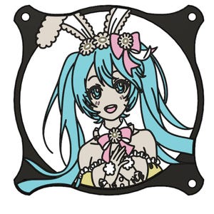 Può includere: Illustrazione di un personaggio dei cartoni animati con lunghi capelli azzurri, che indossa una fascia con orecchie da coniglio con fiori e un fiocco rosa. Il personaggio è incorniciato in un bordo decorativo nero. Il testo "© Kitsune Kingdom" è in basso.