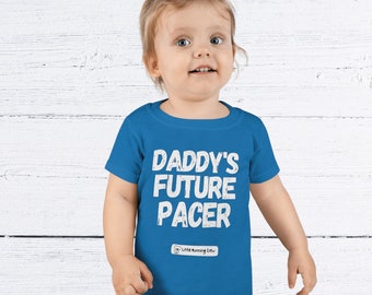 Camiseta divertida para niños pequeños; El futuro pacer de papá; trail running; ultra running; regalo para niños pequeños; Pequeño equipo de corredores