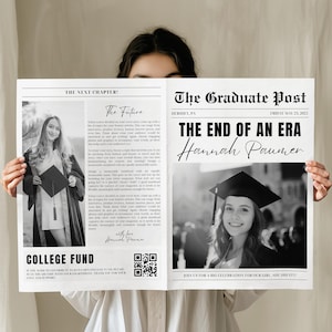 以下が含まれることがあります： 卒業を祝う新聞スタイルの白黒の発表。卒業生が帽子とガウンを着ている写真が掲載されています。見出しは「時代の終わり」で、卒業生の名前は「ハンナ・パウマー」です。