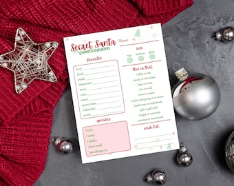 Könnte beinhalten: Ein Secret Santa Fragebogen auf weißem Papier mit roten und grünen Akzenten. Der Fragebogen enthält Abschnitte für Favoriten, Spezifikationen und eine Wunschliste. Der Hintergrund zeigt einen roten Strickstoff, silberne Ornamente und einen dekorativen Stern.
