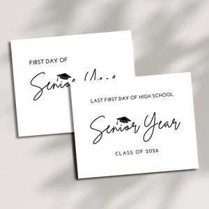 Puede incluir: Dos tarjetas blancas con texto negro. La tarjeta superior dice "PRIMER D&Iacute;A DE Senior" con un icono de gorro de graduaci&oacute;n. La tarjeta inferior dice "&Uacute;LTIMO PRIMER D&Iacute;A DE LA ESCUELA SECUNDARIA Senior Year CLASS OF 2026".