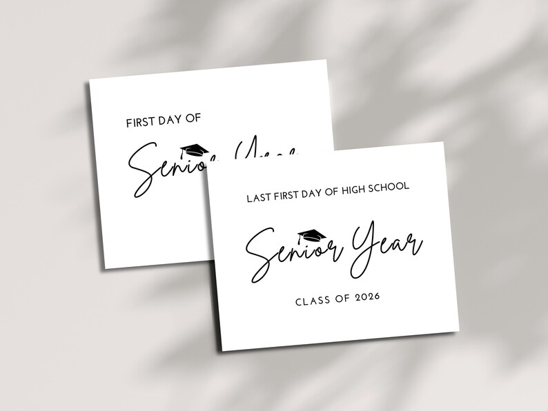 Puede incluir: Dos tarjetas blancas con texto negro. La tarjeta superior dice "PRIMER D&Iacute;A DE Senior" con un icono de gorro de graduaci&oacute;n. La tarjeta inferior dice "&Uacute;LTIMO PRIMER D&Iacute;A DE LA ESCUELA SECUNDARIA Senior Year CLASS OF 2026".