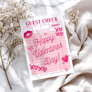 Può includere: Un conto rosa e bianco di San Valentino con le parole "Happy Valentines Day!" e "Thank you, please shop again!" stampate sopra. Il conto ha cuori e baci come decorazioni.