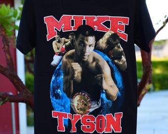 マイク・タイソン グラフィックTシャツ – ヴィンテージボクシングチャンピオンTシャツ | WBCベルトプリント | レトロスポーツウェア