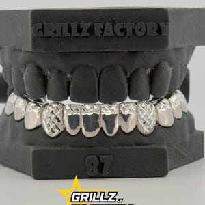 Zestaw ręcznie wykonanych srebrnych nakładek na zęby Fang Grillz z diamentowym szlifem i kłami wampira dla niego