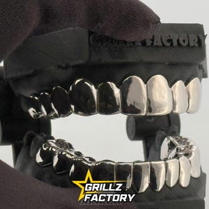 Comparison: plain gold vs rose gold grillz under natural lighting