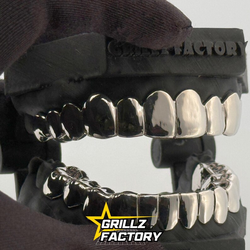 Comparison: plain gold vs rose gold grillz under natural lighting