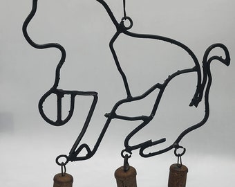 Adorable carillón de viento de metal rústico con forma de gato negro y 3 cascabeles en cadena.