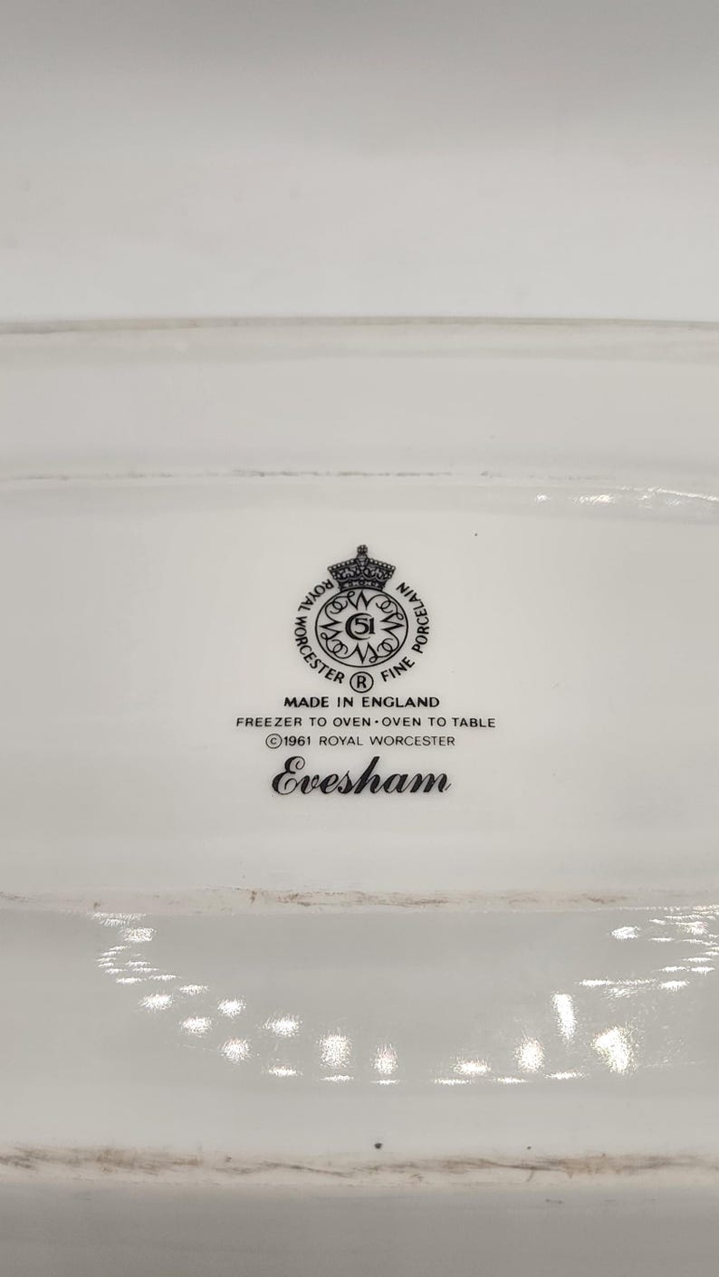 May include: White porcelain serving dish with the Royal Worcester mark. The dish has the text "Made in England" and "Evesham" printed on it. The dish is freezer to oven to table.