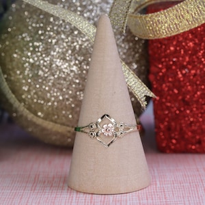 Anillo de oro de 10 quilates con forma de rosa y corazón pequeño / Anillo apilable de oro de 10 quilates / Anillo bonito / Anillo minimalista / Anillo económico / Pesado / Regalo para ella