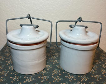 Dos pequeñas queseras de gres vintage con asa de alambre con cierre y junta.