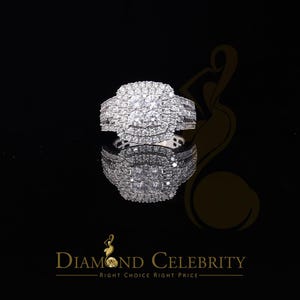 Pode incluir: Um anel prateado deslumbrante com um grande grupo quadrado de pequenas pedras brilhantes. O anel é refletido em uma superfície preta. As palavras "Diamond Celebrity" e "Right Choice Right Price" estão na parte inferior.