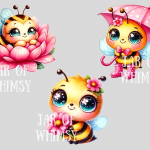 Peut inclure: Trois illustrations de abeilles de dessin anim&eacute; avec de grands yeux et des corps duveteux. La premi&egrave;re abeille est assise dans une fleur rose. La deuxi&egrave;me abeille tient un parapluie rose &agrave; pois blancs. La troisi&egrave;me abeille tient une fleur rose. Chaque abeille a le texte "JAR OF WHIMSY" en dessous.