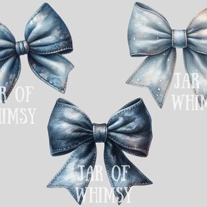 K&ouml;nnte beinhalten: Drei Aquarell-Illustrationen von blauen Schleifen mit dem Text "JAR OF WHIMSY" in Wei&szlig;.