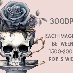 Puede incluir: Una taza de t&eacute; blanca con una calavera en su interior y un ramo de rosas azules en la parte superior. La taza de t&eacute; est&aacute; sobre un platillo con un patr&oacute;n floral.
