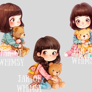 Puede incluir: Tres ilustraciones de chicas con cabello casta&ntilde;o, vistiendo ropa colorida y sosteniendo osos de peluche. Las chicas sonr&iacute;en y tienen ojos grandes. El texto "JAR OF WHIMSY" es visible en la esquina inferior izquierda de la imagen.