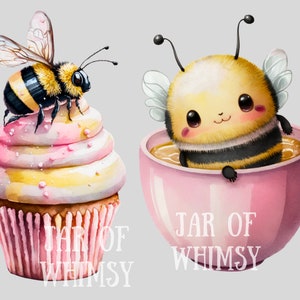 Pu&ograve; includere: Illustrazione ad acquerello di un calabrone su un cupcake e un'ape in una tazza rosa. Il cupcake ha una glassa rosa e gialla. La tazza &egrave; rosa e riempita con un liquido marrone chiaro. Il testo "JAR OF WHIMSY" &egrave; in bianco.
