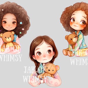 Puede incluir: Tres chicas de dibujos animados con cabello casta&ntilde;o y ojos marrones sostienen osos de peluche. Cada chica lleva un atuendo diferente. El texto "JAR OF WHIMSY" est&aacute; escrito debajo de cada chica.