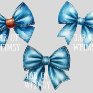 K&ouml;nnte beinhalten: Drei blaue Jeans-Schleifen mit wei&szlig;en N&auml;hten und einem braunen Lederakzent. Die Schleifen sind in einem dreieckigen Muster angeordnet, wobei sich der Text "JAR OF WHIMSY" unter jeder Schleife befindet.