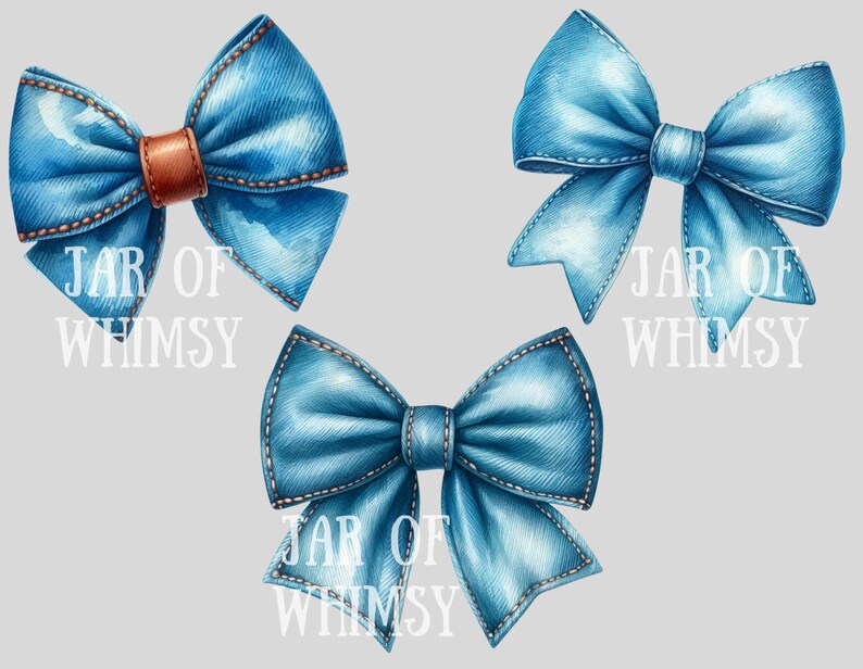 K&ouml;nnte beinhalten: Drei blaue Jeans-Schleifen mit wei&szlig;en N&auml;hten und einem braunen Lederakzent. Die Schleifen sind in einem dreieckigen Muster angeordnet, wobei sich der Text "JAR OF WHIMSY" unter jeder Schleife befindet.