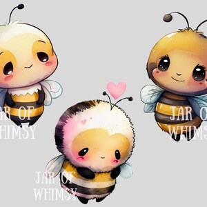 Pu&ograve; includere: Tre illustrazioni ad acquerello di simpatiche api dei cartoni animati. Ogni ape ha un corpo a strisce gialle e nere, grandi occhi e piccole ali. Un'ape ha un cuore rosa sopra la testa. Il testo "JAR OF WHIMSY" &egrave; stampato sotto ogni ape.