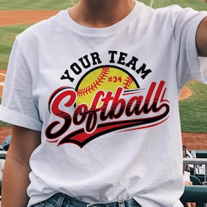 Bewerkbaar softbalteam SVG PNG-ontwerp, aangepaste Varsity-typografie, sjabloon voor retro sportlogo