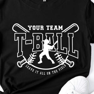 Peut inclure: T-shirt noir avec un motif blanc représentant un joueur de baseball et le texte "Your Team T-Ball Leave It All On The Field".