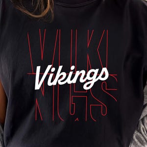 Koszulka dla mam cheerleaderek Vikings: wyrazista typografia Team Pride – plik do cięcia cyfrowego